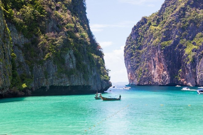 Slavno tajsko obalo zaradi množičnega turizma zaprli do leta 2021