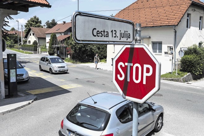 Pred križiščem Litijske ceste in Ceste 13. julija stojita  postajališči LPP, potniki pa tako kot drugi pešci nimajo kje varno...