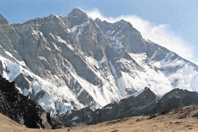 Korejski alpinist Hong Sung Taek je za svoj šesti poskus v južni steni Lotseja zbral zanimivo ekipo.