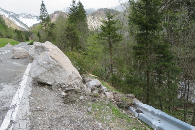 Policija opozarja pešce na možne nevarnosti na območju podora na cesti na Ljubelj 