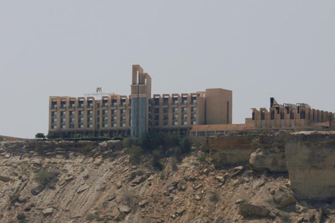 Pet mrtvih med obleganjem pakistanskega hotela
