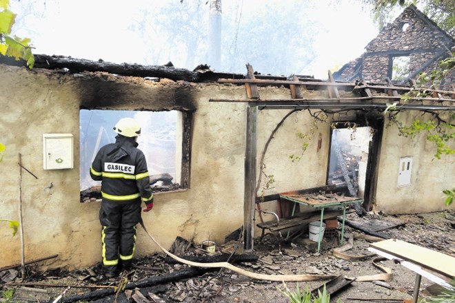 Kljub hitremu posredovanju prostovoljnih in poklicnih gasilcev je starejša hiša v celoti zgorela, v njej pa so našli tudi...