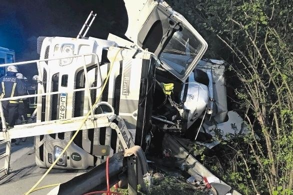Med Mislinjo in Velenjem, pri Hudi luknji, se je danes zjutraj zgodila huda prometna nesreča, v kateri je umrl 25-letni...
