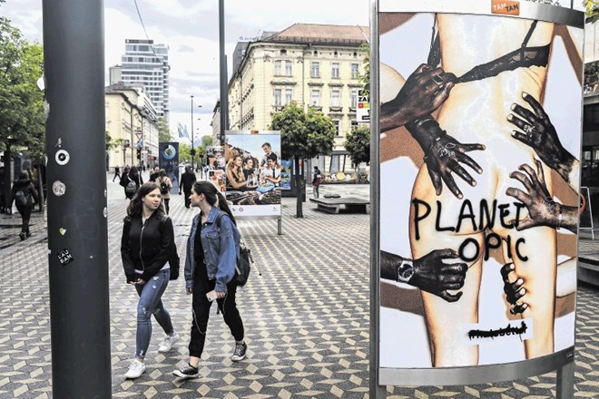 Umetniško delo Katarine Stegnar je bilo na ljubljanskih ulicah nemudoma tarča rasističnih komentarjev.