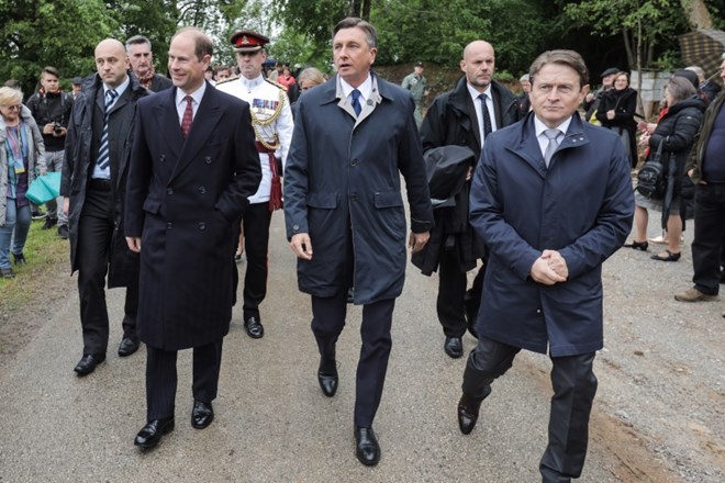 Predsednik republike Borut Pahor in britanski princ Edward sta položila venca pred spominsko ploščo zavezniškim članom...