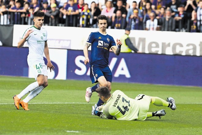 Če želi Maribor  zmagati v Celju, bo moral napadalec Luka Zahović (v vijolični majici) pokazati bolj učinkovito igro, kot jo...