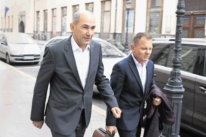 Sodišča imajo očitno veliko  razumevanja za SDS in njenega predsednika Janeza Janšo (na fotografiji levo, ob njem odvetnik...