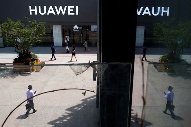 Po carinah še zaloputnjena vrata Huaweiju