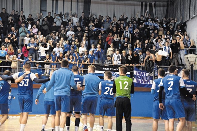 Rokometaši Izole so imeli na tekmi proti Slovanu na Kodeljevem močno podporo svojih navijačev.