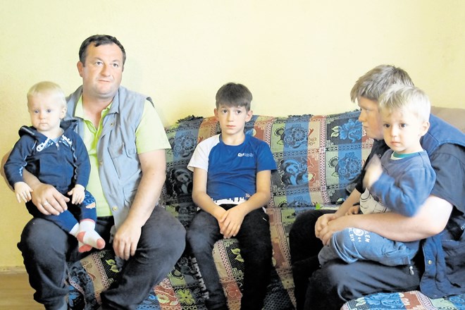 Mladenko Živkovič je ostal sam s štirimi sinovi in hčerko, ki je bila med našim obiskom v šoli. Vesel je, da mu je pri...