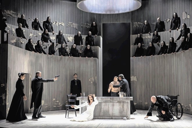 Novo postavitev Donizettijeve opere je pripravil režiser Frank Van Laecke, ki je dobro postavil značaje glavnih oseb, toda...