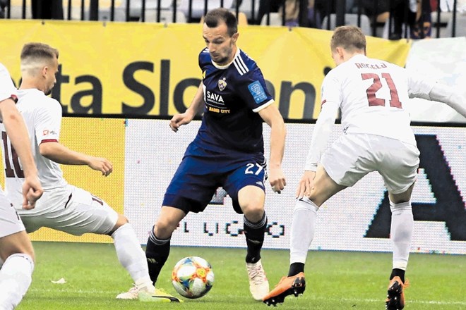 Napadalec Maribora Jasmin Mešanović (v sredini) je vodilni gol proti Triglavu dosegel že v enajsti sekundi tekme.