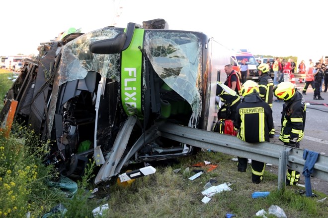 V nesreči avtobusa v Nemčiji ena smrtna žrtev in več deset poškodovanih