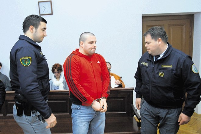 Leon Podlogar je bil lani pravnomočno oproščen dveh umorov in sodelovanja v bombnem napadu v Dobruški vasi leta 2005. Za...