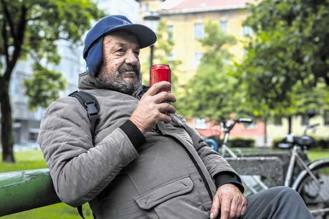 Tone Pugelj je že več kot 30 let brezdomec, Miklošičev park je njegova dnevna soba.