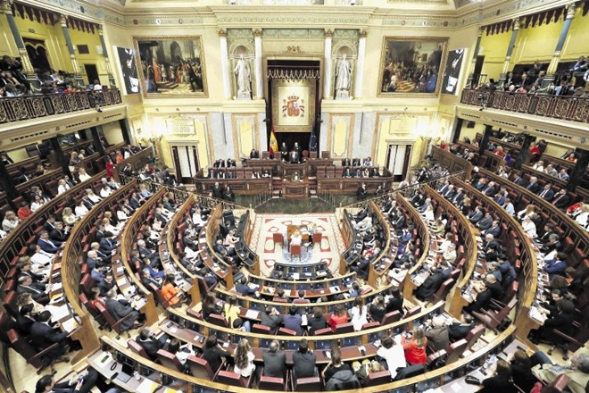 Španski parlament med prvim zasedanjem z udeležbo priprtih poslancev