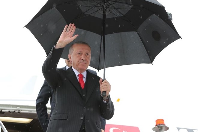 V Turčiji odredili aretacijo več kot 200 domnevnih Gülenovih privržencev