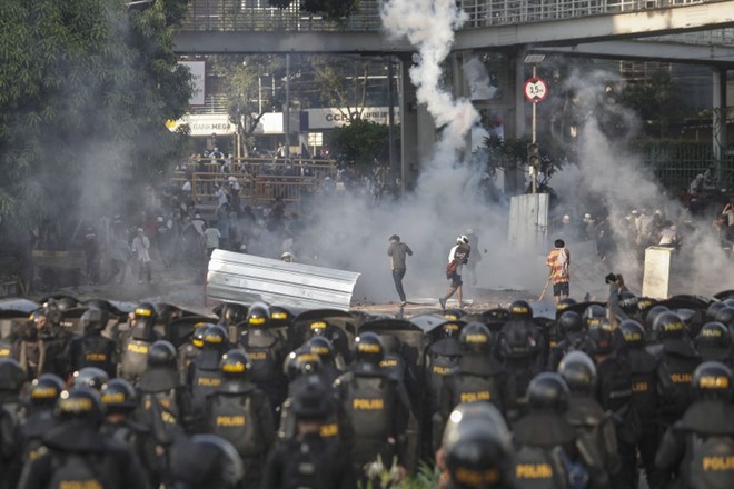 Po objavi izidov volitev v Džakarti spopadi med policijo in protestniki