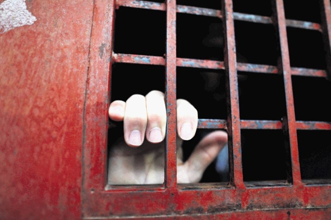 Srbija se je odločila za možnost obsodbe na  dosmrtni zapor brez  pogojne izpustitve. Fotografija je simbolična.