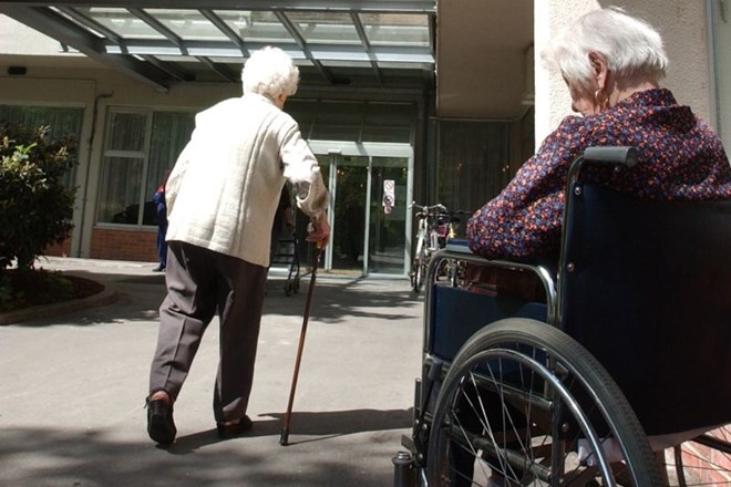 Oskrbovanci v domovih za starejše so pogosto zanemarjeni.