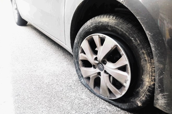 Očitno je bila zgolj predrta pnevmatika »kriva« za nevoznost avta v uporabi direktorja Agencije za varnost prometa.