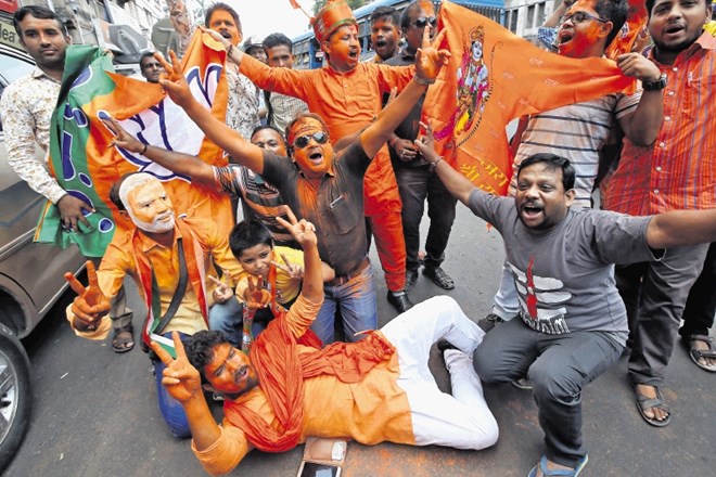 Privrženci vladajoče stranke BJP slavijo presenetljivo visoko volilno zmago.
