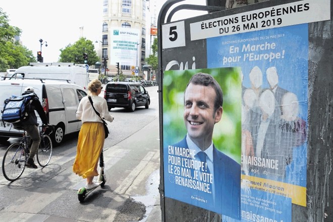 Stranka francoskega predsednika Emmanuela Macrona, ki na evropskih volitvah nastopa prvič, zaostaja za populistično stranko...