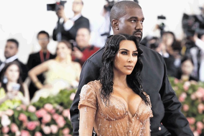 Kim Kardashian in Kanye West na prireditvi v newyorškem Metropolitanskem muzeju umetnosti, le nekaj dni pred prihodom...