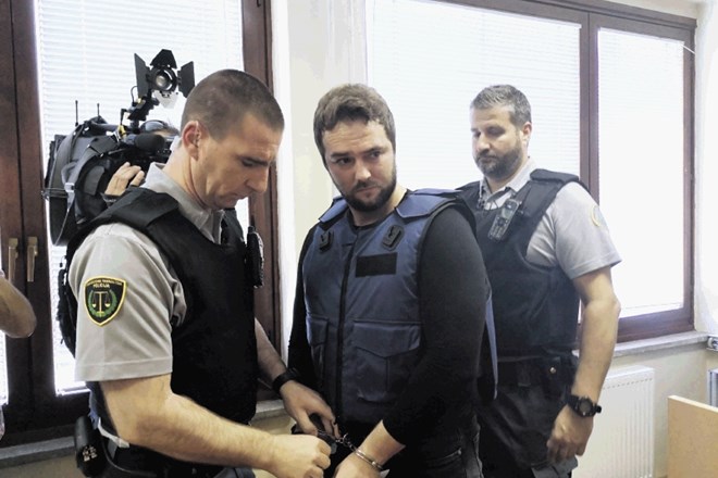 Strogo varovanje Sebastiena Abramova je vzbudilo pozornost javnosti na žalskem sodišču.