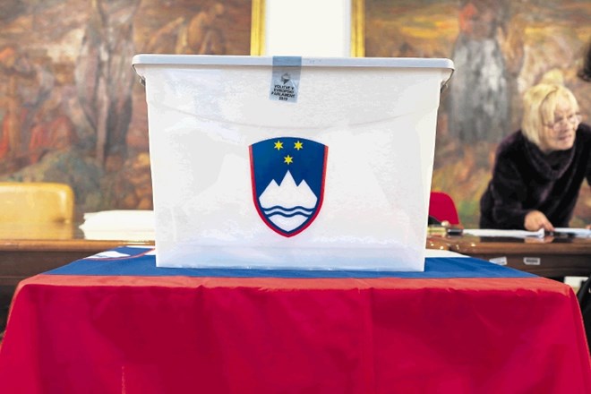 Voli se lahko tudi na pingpong mizi. Na fotografiji volišče v upravni enoti Ljubljana Center.