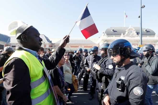 V Franciji so se danes 28. soboto zapored odvili protesti pripadnikov gibanja rumenih jopičev. Fotografija je simbolična.