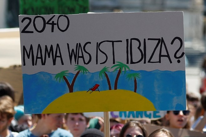 Transparent na protestnem shodu v Avstriji: »Mama, kaj je Ibiza?«