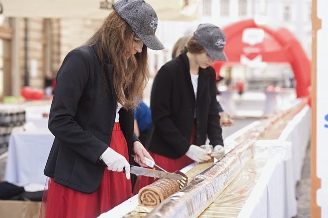 V središču Ljubljane so danes mimoidočim v okviru dobrodelnega projekta ponujali kose 100-metrske čokoladne rulade, v okviru...