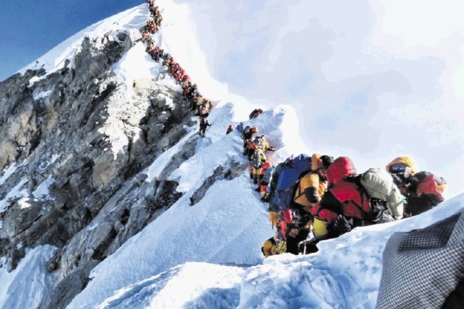 Kolona gornikov, ki so 22. maja čakali na svojih pet minut za vrh Everesta.