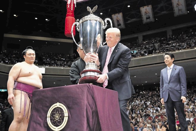 Donald Trump je zmagovalca tokijskega sumo turnirja 25-letnega Asanojama (levo) nagradil s svojim predsedniškim pokalom z...