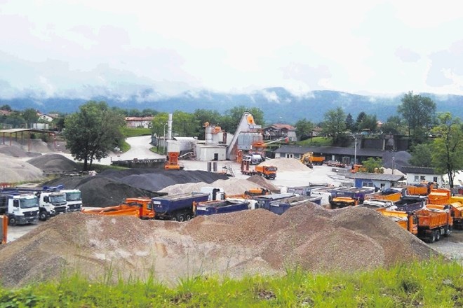 Podjetje Kolektor CPG iz asfaltne baze v Vrtojbi z asfaltom oskrbuje večino gradbišč na severnem Primorskem.