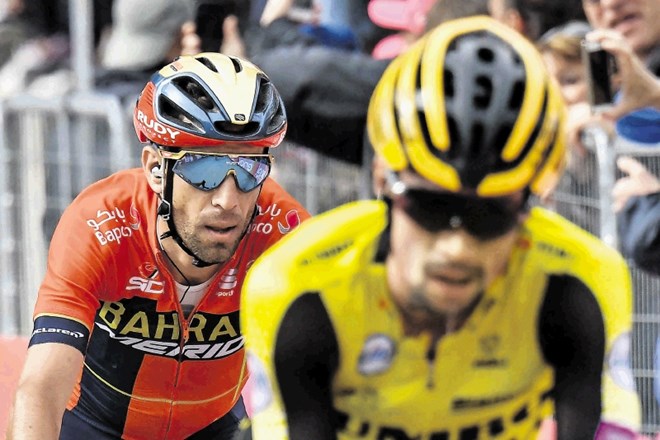 Italijan Vincenzo  Nibali (levo) je v današnji etapi kot senca spremljal Primoža Rogliča.