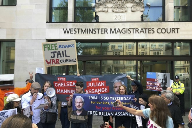 Podporniki Assangea pred sodiščem