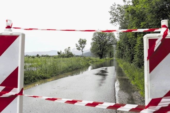 Kljub poplavljeni cesti so izkušeni domačini vedeli, da tokrat poplave ne bodo tako katastrofalne kot leta 2010.