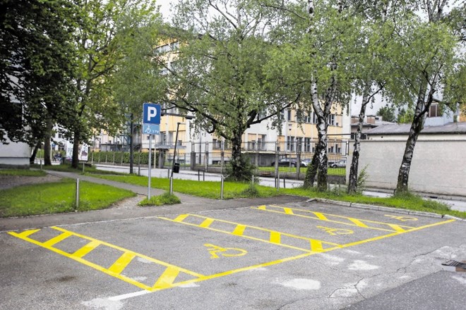 Čeprav je v Ljubljani samo na površinah v javni lasti več kot 300 parkirnih prostorov rezerviranih za invalide, ti...