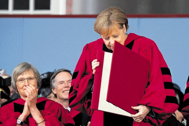 Nemška kanclerka Merklova si ogleduje častni doktorat univerze Harvard, ki ga je prejela po nagovoru diplomantom ob podelitvi...