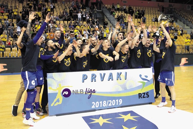 Celjski rokometaši so po zmagi na današnjem derbiju proti Gorenju takole proslavili naslov slovenskih prvakov.