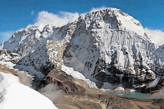 Češka alpinista Marek Holeček in Zdenek Hak sta preplezala smer v mogočni steni himalajskega Čamlanga.