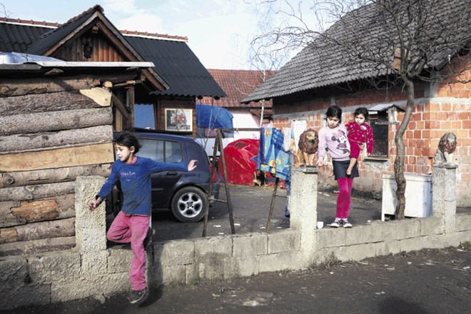 V primeru iz romskega naselja v Dobruški vasi so ustavni sodniki odločili, da je pravica do doma tako pomembna, da bi morala...