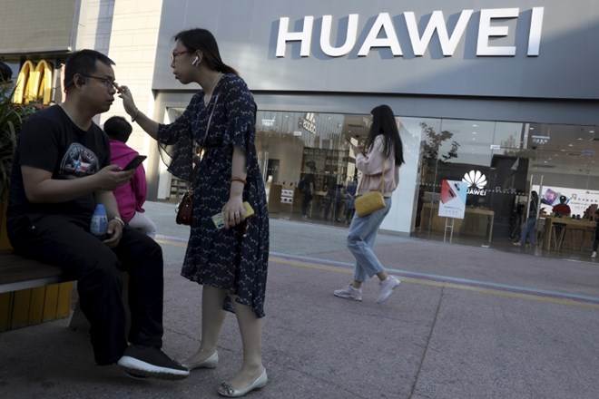 Huawei v prodajo večinskega deleža v družbi za polaganje podvodnih kablov