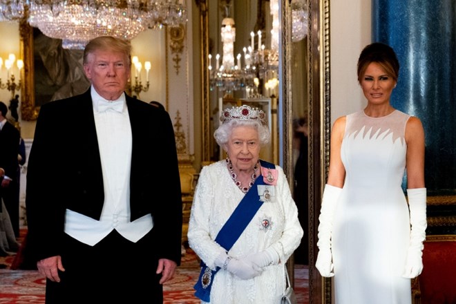 Od leve proti desni: Donald Trump, kraljica Elizabeta in Melania Trump.