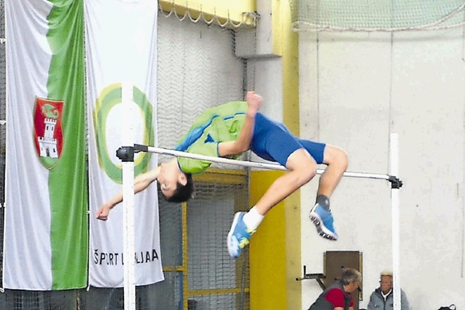 Takole je Sandro Jeršin Tomassini v Ljubljani preskočil višino na 220 cm.