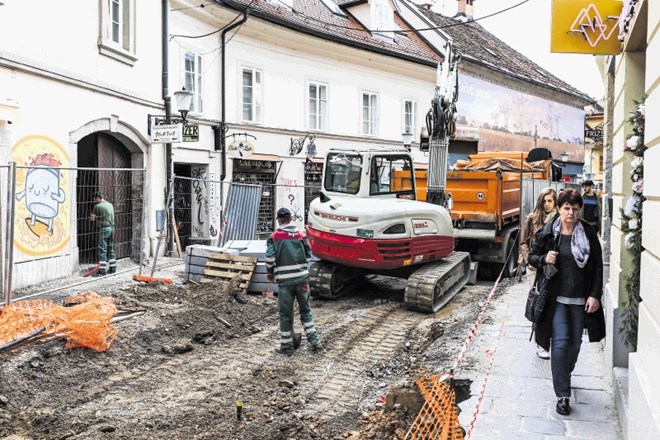 Delavci so  prenovo Trubarjeve ceste začeli februarja, na občini pa so takrat napovedali, da bodo gradbena dela trajala...