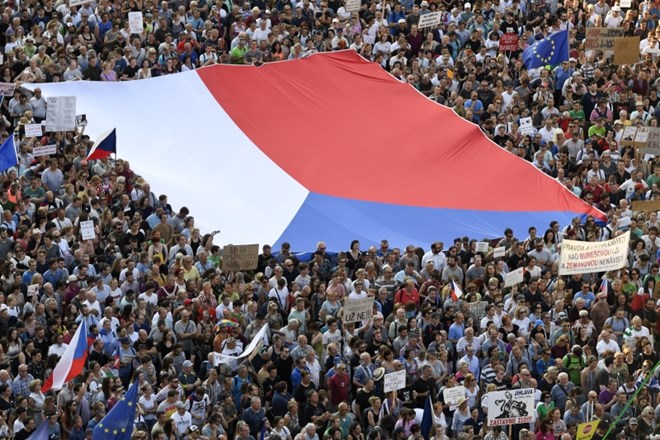 V Pragi so v torek zvečer znova potekali množični protesti, na katerih so zahtevali odstop premierja Andreja Babiša.