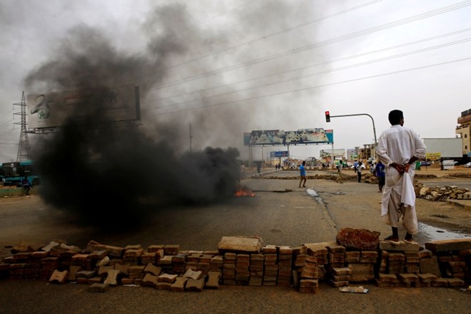 Od ponedeljka, ko je sudanska vojska s silo razgnala protestnike v prestolnici Kartum, je v represiji umrlo 60 ljudi.
